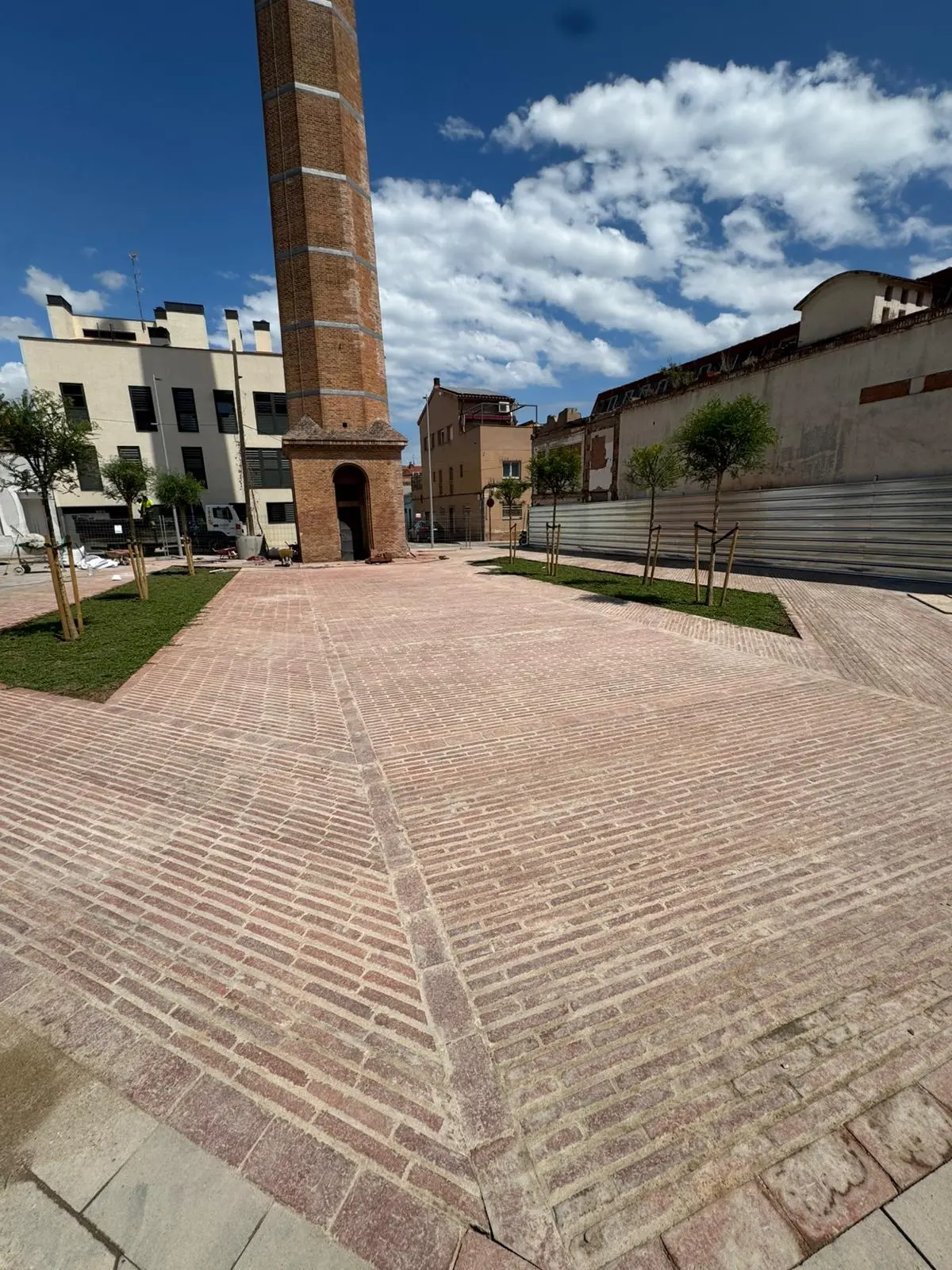 Pavimentació amb maó col·locat a sardinel